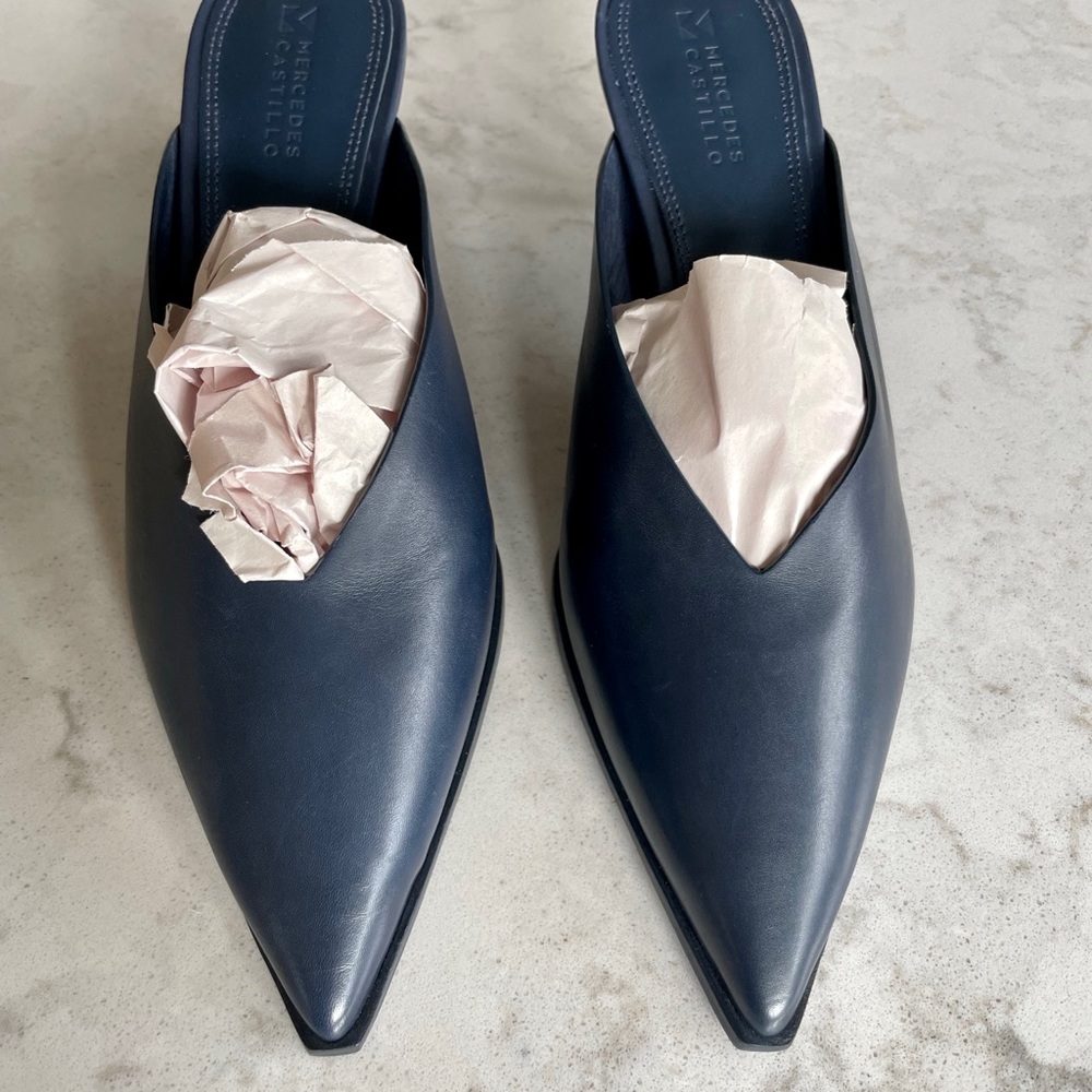 Mercedes Castillo NWOT navy, leather heels 8.5